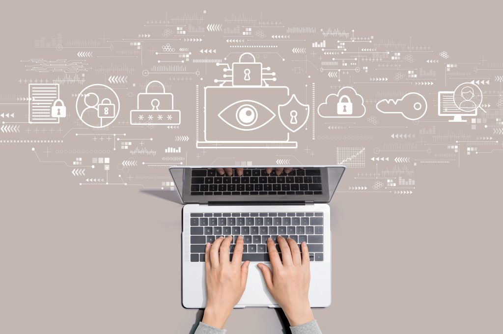 Henkilö käyttää kannettavaa tietokonetta