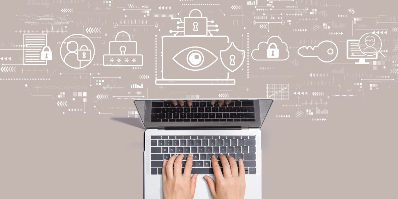 Henkilö käyttää kannettavaa tietokonetta