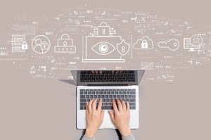 Henkilö käyttää kannettavaa tietokonetta